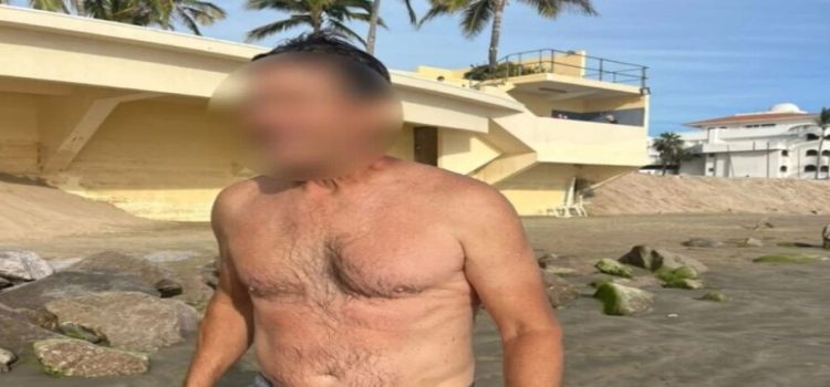 Salvavidas rescatan a dos turistas en Mazatlán