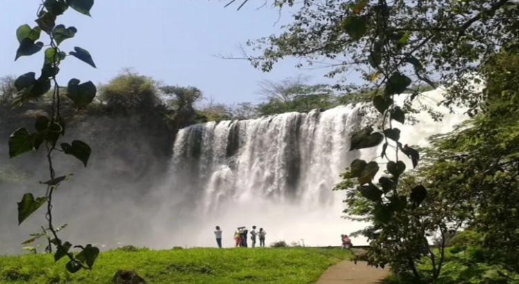 Derrumban escaleras del Salto de Eyipantla; provoca graves afectaciones al turismo