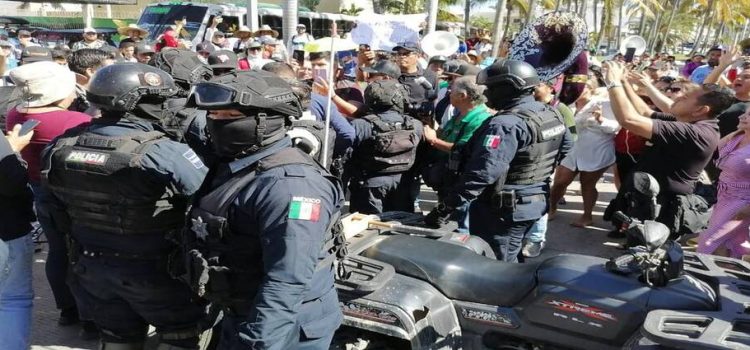 Enfrentamiento entre músicos de banda en Mazatlán con policías, durante protesta