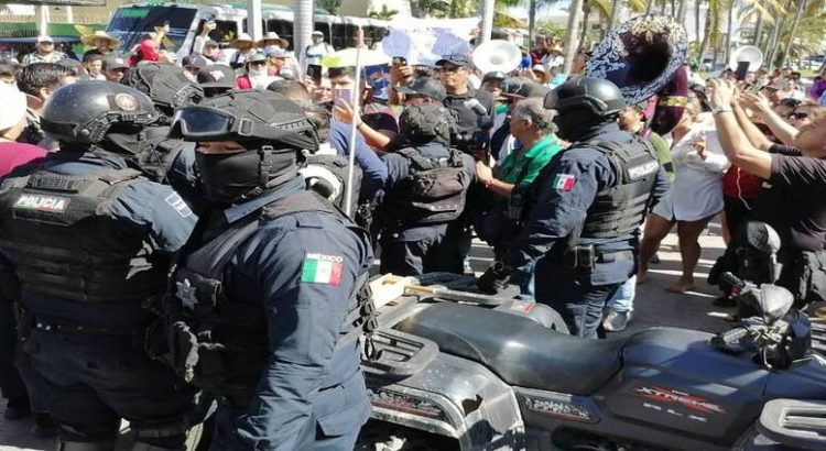 Enfrentamiento entre músicos de banda en Mazatlán con policías, durante protesta