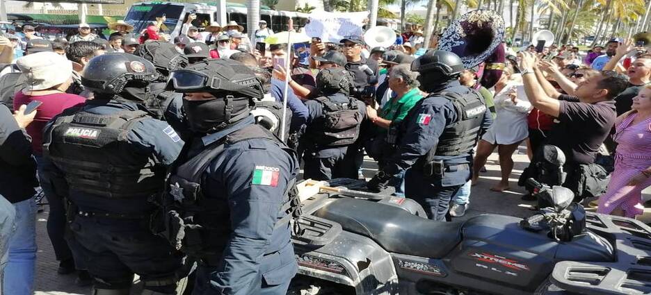 Enfrentamiento entre músicos de banda en Mazatlán con policías, durante protesta