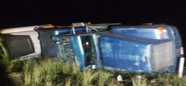 Tráiler sufre volcadura en la autopista Mazatlán-Culiacán