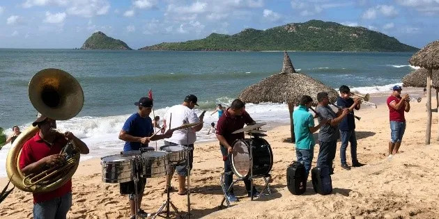 Bandas y grupos musicales podrán tocar en playas de Mazatlán solo con permiso del Ayuntamiento