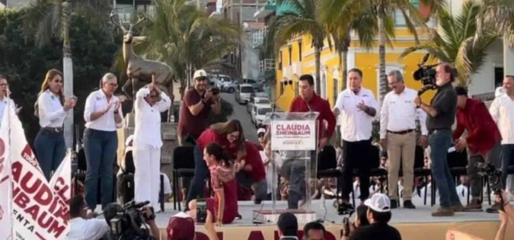 Sheinbaum cae al suelo durante baile en Mazatlán