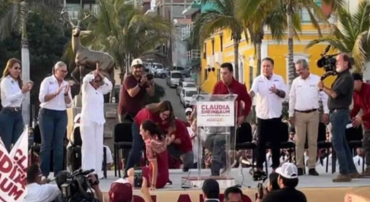 Sheinbaum cae al suelo durante baile en Mazatlán