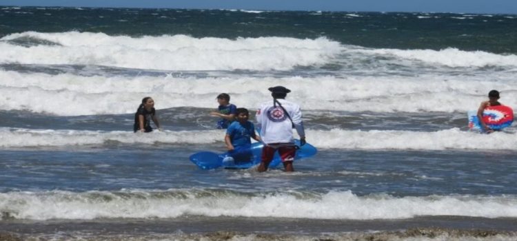 Alertan a bañistas por olas de hasta 3 metros en Mazatlán por mar de fondo