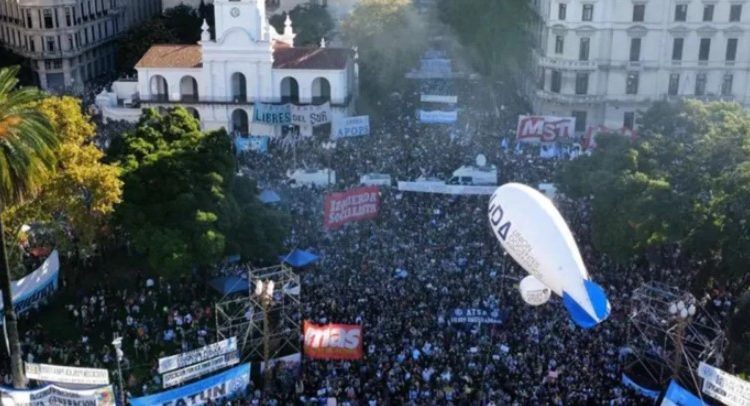 Marchan estudiantes argentinos contra recortes en universidades públicas