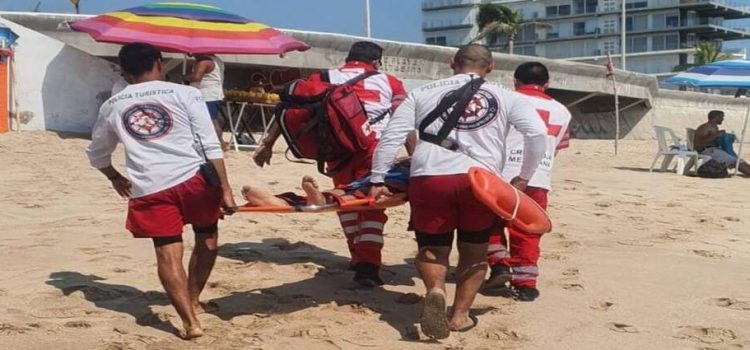 Rescatan a 20 personas en dos días por mar de fondo