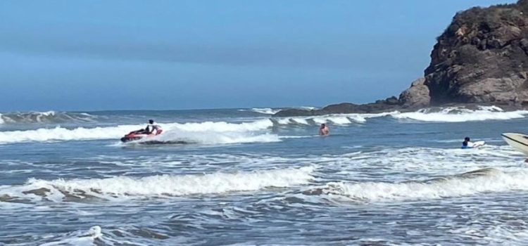 Restringen actividades y cierran playas de Mazatlán por alto oleaje