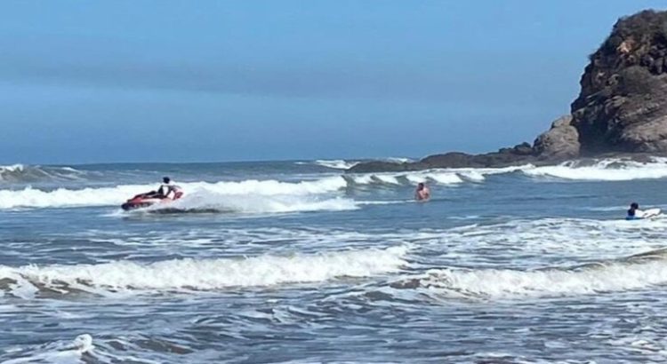 Restringen actividades y cierran playas de Mazatlán por alto oleaje