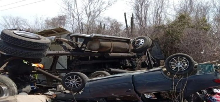 Fuerte accidente entre tráiler y automóvil en la autopista Mazatlán-Culiacán