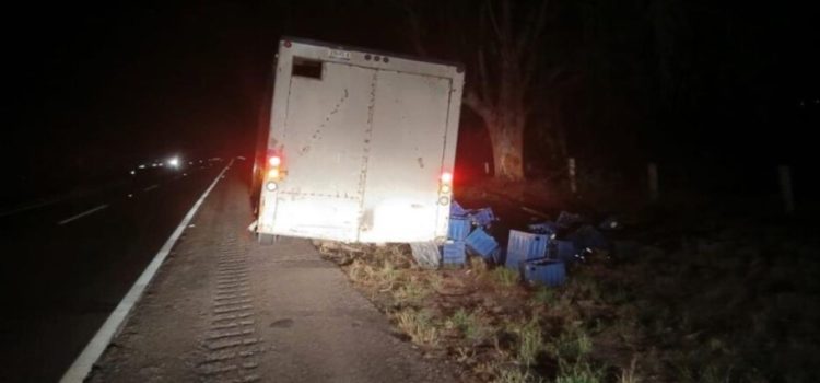 Camión de cerveza se accidenta en la Maxipista Culiacán-Mazatlán