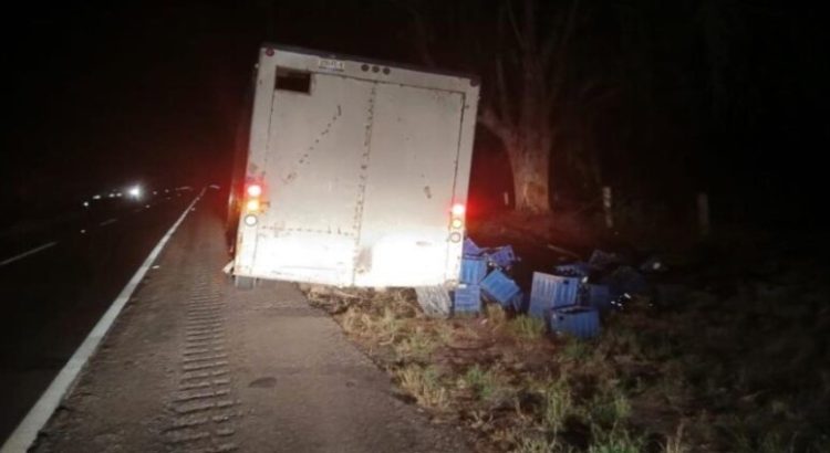 Camión de cerveza se accidenta en la Maxipista Culiacán-Mazatlán