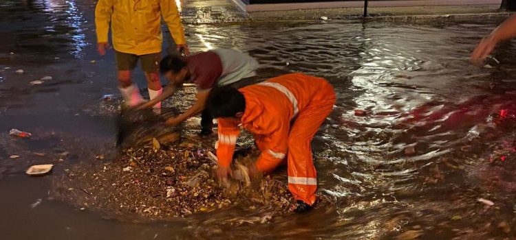 Alcalde de Mazatlán pide a ciudadanos no tirar basura a canales y grasas al drenaje