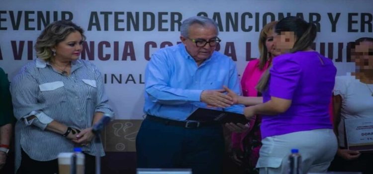 Entregan apoyo económico a mujeres víctimas de violencia en Sinaloa