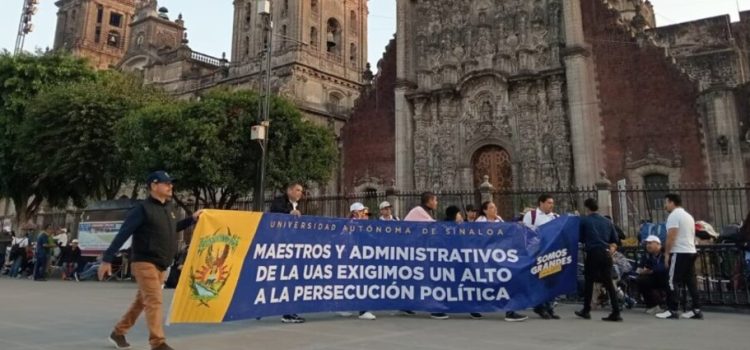 Estudiantes y trabajadores de Universidad de Sinaloa protestan en Palacio Nacional