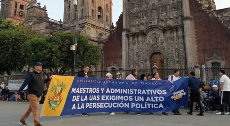 Estudiantes y trabajadores de Universidad de Sinaloa protestan en Palacio Nacional