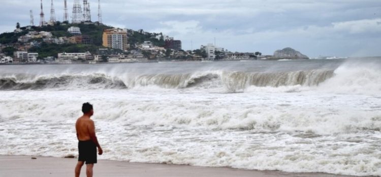 Activan nueva alerta por mar de fondo en playas; esperan olas de 2 metros de altura