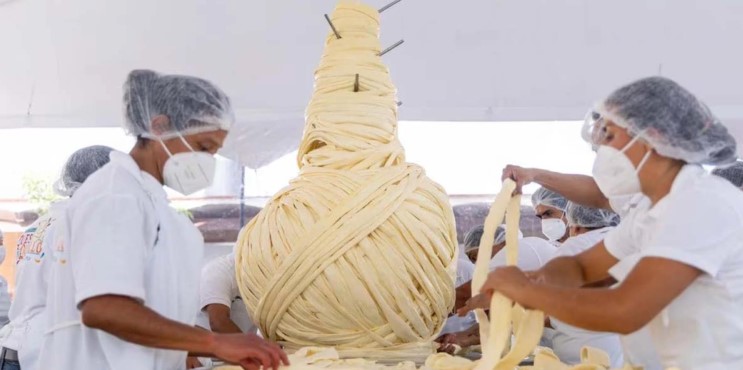 Productores oaxaqueños rompen Récord Guinness con el quesillo más grande del mundo