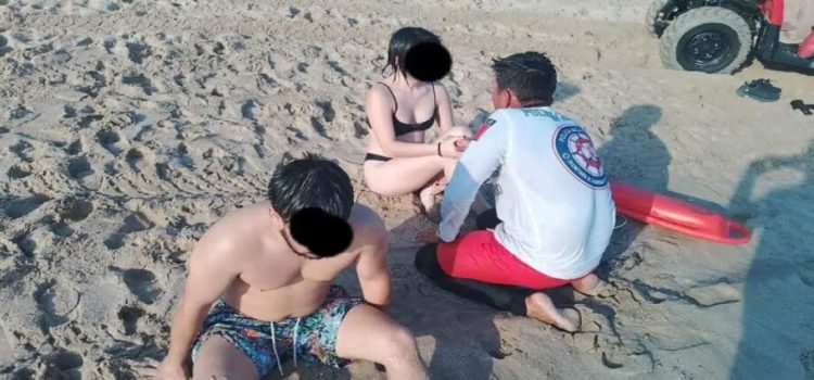 Rescatan a hermanos del mar en Mazatlán