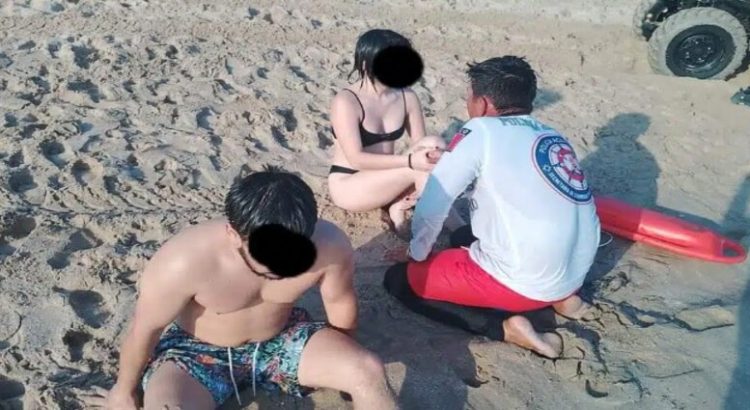 Rescatan a hermanos del mar en Mazatlán