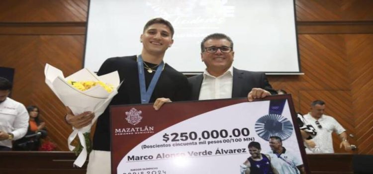 Ayuntamiento de Mazatlán entrega estímulo económico a Marco Alonso Verde Álvarez