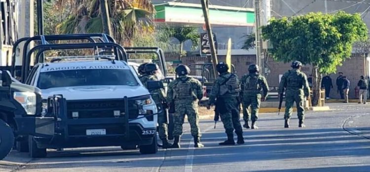 Grupos armados se enfrentan y queman un camión en Rosario, Sinaloa