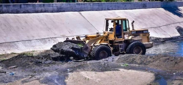 Refuerzan limpieza y desazolve de canales en Mazatlán