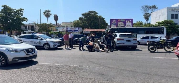 Motociclista impacta contra camioneta y resulta lesionado