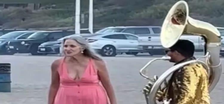 Una turista estadounidense calla a banda sinaloense en Mazatlán