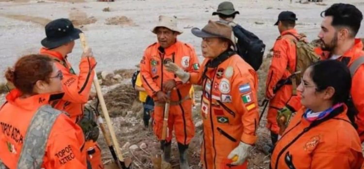 «Topos Azteca» participan en labores de rescate en Valencia tras devastador temporal