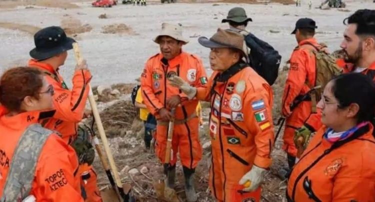 «Topos Azteca» participan en labores de rescate en Valencia tras devastador temporal