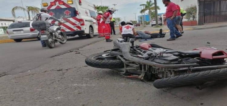 Motocicleta arrolla a adulto mayor en la avenida Juan Carrasco