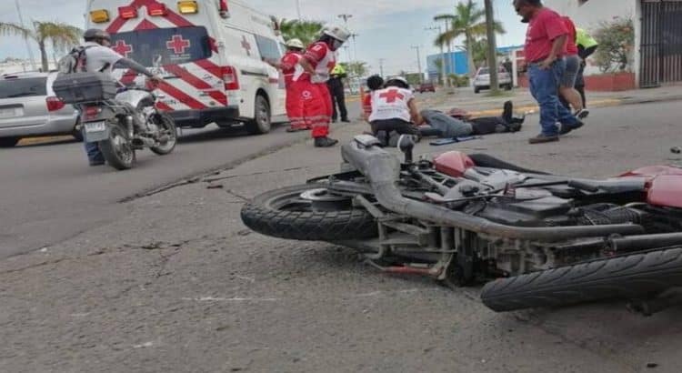 Motocicleta arrolla a adulto mayor en la avenida Juan Carrasco