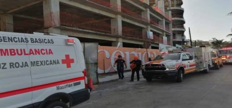 Cae albañil de un tercer piso en construcción