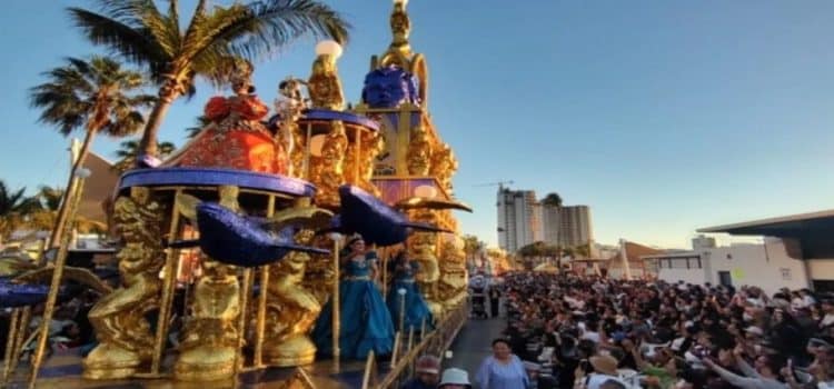 Celebran primer desfile de carros alegóricos del Carnaval de Mazatlán 2025