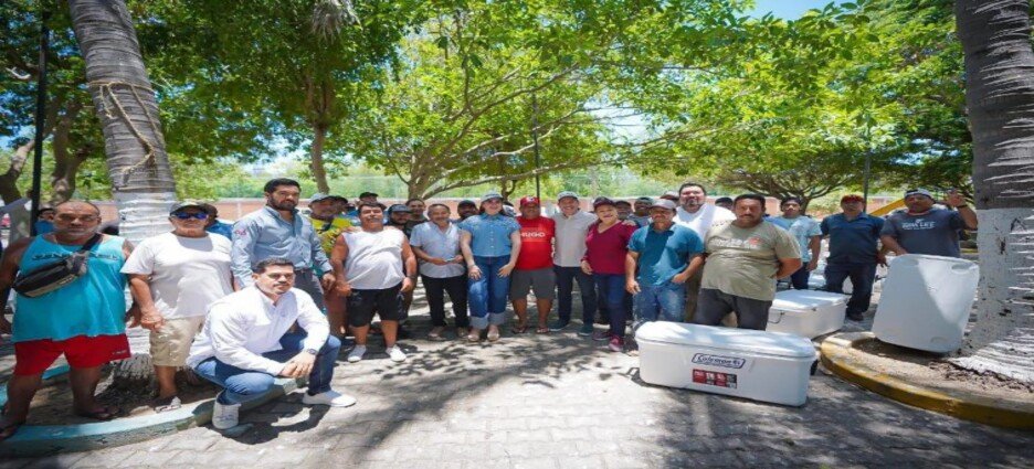 70 pescadores de Mazatlán reciben hieleras para fortalecer su actividad
