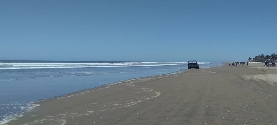 Rescatan a 6 turistas por fuerte oleaje en playas de Mazatlán