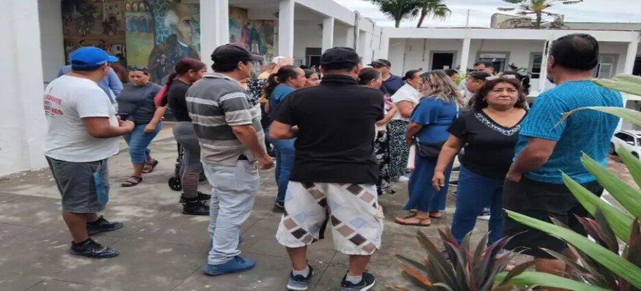 Comerciantes de Mazatlán protestan en Palacio Municipal; exigen sece de cobros injustos