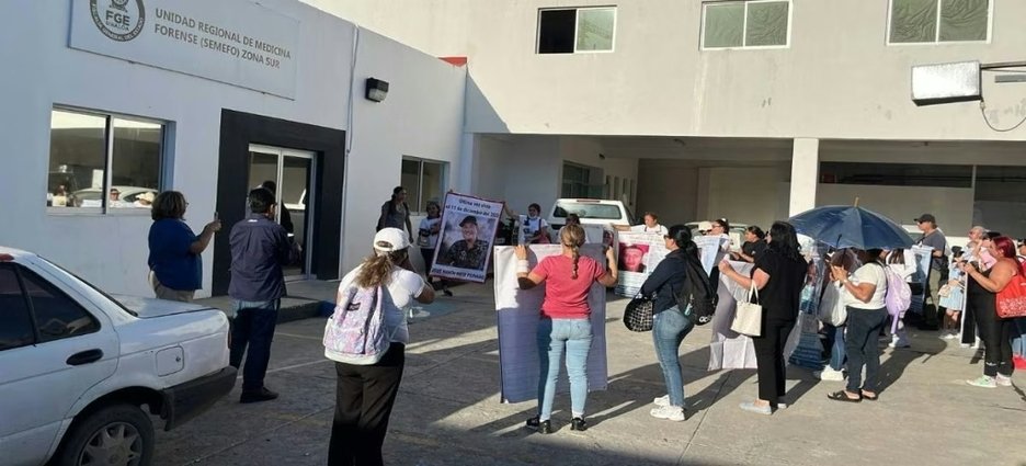 Familias de desaparecidos protestan frente al Semefo y la Vicefiscalía en Mazatlán