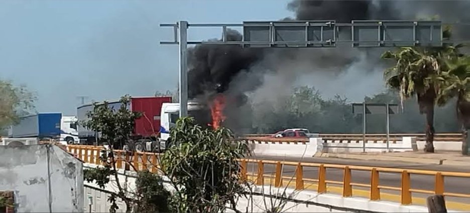 Violencia en Villa Unión: vehículos incendiados y bloqueos tras ataque del crimen organizado