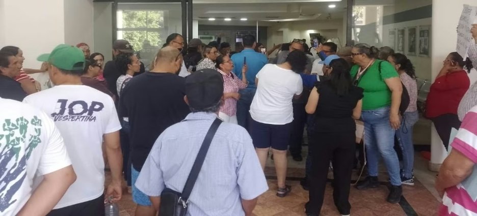 Mazatlecos protestan por recibos “impagables” de la CFE