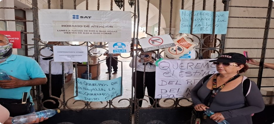 Manifestantes por altos cobros de luz paralizan actividades en oficinas del SAT en Mazatlán