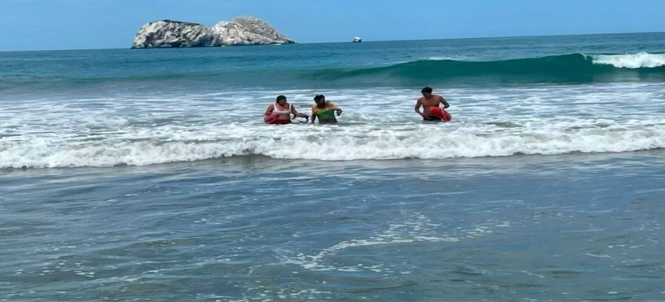 Rescatan a bañista atrapado por corriente marina en playa Olas Altas de Mazatlán