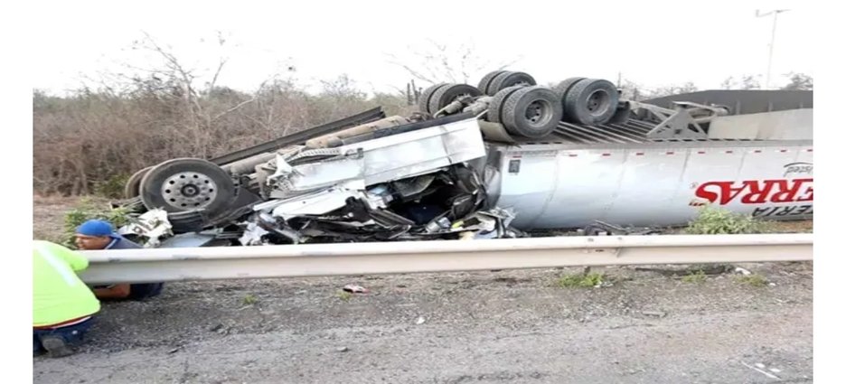Vuelca tráiler en la Mazatlán-Culiacán; conductor resulta lesionado y se registra rapiña