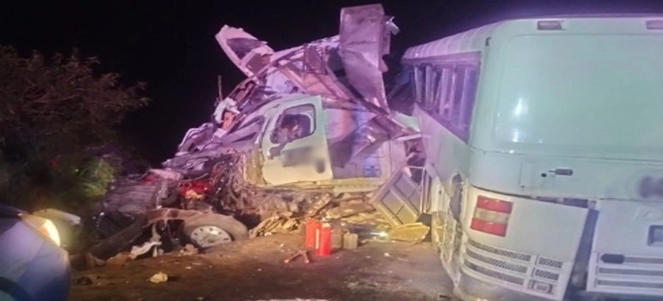 Choque entre autobús y tráiler deja cuatro muertos y 20 heridos en la Tepic-Mazatlán