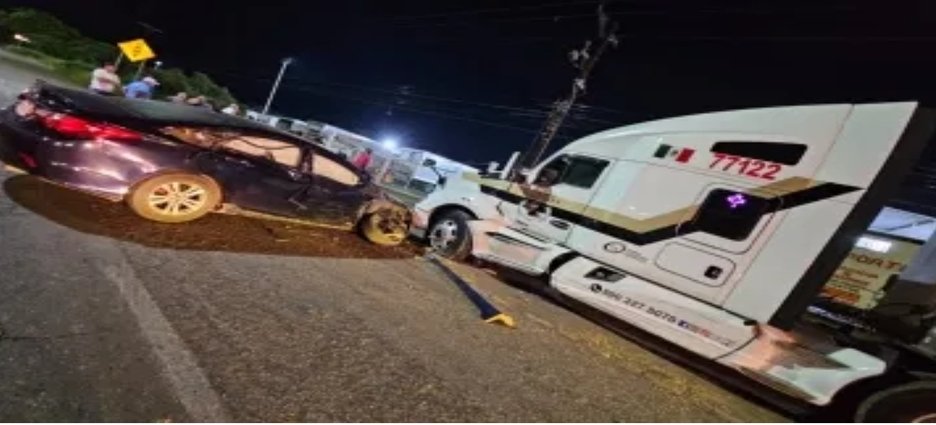 Tráiler choca contra automóvil en la salida sur de Mazatlán; una menor resulta lesionada