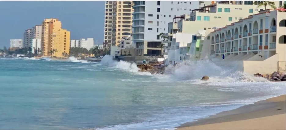 Cierran playas de Mazatlán por fuerte oleaje provocado por tormenta